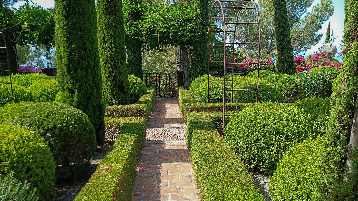 Mantenimiento de jardines en villas de alto valor. Jardineros expertos incluso si no estas habitualmente en tu vivienda.