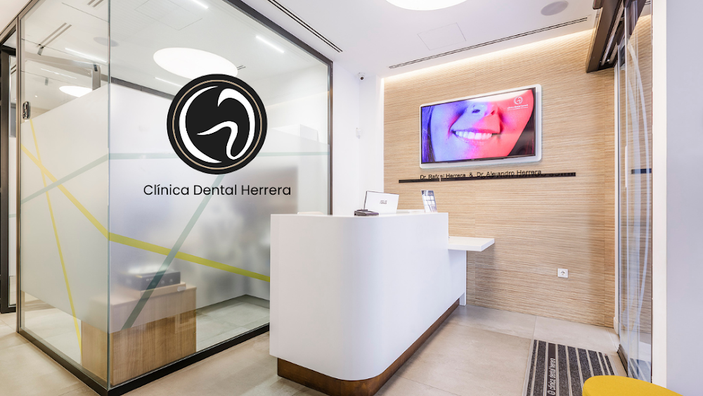 Clínica Dental Herrera: Dentista en Torre del Mar